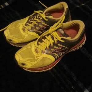 Ladies Brooks tennis shoes